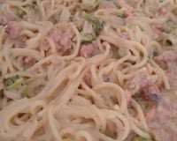 Macarrão com brócolis e creme branco