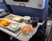 Se você vai viajar neste fim de ano, uma ex-comissária de bordo alerta: "Eu evitaria qualquer alimento que não fosse servido em uma embalagem lacrada"