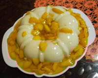 Manjar de coco com calda de pêssego