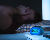 Psicóloga do sono alerta: dormir só quatro horas tem o mesmo efeito que beber seis cervejas