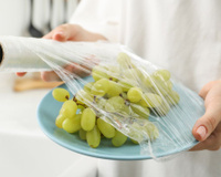 Todos usamos o plástico-filme errado a vida inteira, mas existe um método que impede o perrengue que vou ensinar agora