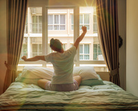 O hábito pouco higiênico que a maioria das pessoas faz minutos após acordar, mas os especialistas não aprovam