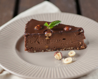 Como fazer uma torta cremosa de chocolate SEM FARINHA e com apenas 3 ingredientes: receita viral da semana dá certo!