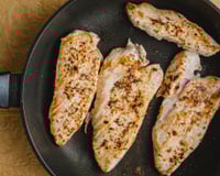 Quase todo mundo grelha o frango errado: descubra o truque dos açougueiros para deixá-lo macio