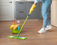 Nada de amônia, nem alvejante: o que colocar no balde de água para um piso brilhante que nem a vovó faz na casa dela