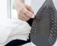 Como limpar facilmente a base do ferro de passar roupa, removendo manchas e queimaduras em segundos?