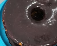 Bolo de cenoura com calda de chocolate