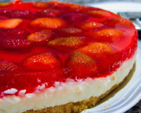 Torta de morango com creme e cobertura de gelatina: como fazer