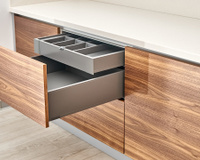 Pode se despedir das gavetas nas cozinhas pequenas: esse é o novo jeito de guardar talheres que economiza espaço