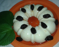 Manjar branco com calda de ameixa preta