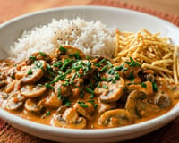 Strogonoff vegano de cogumelo com molho cremoso é a receita do TudoGostoso perfeita para a segunda sem carne!