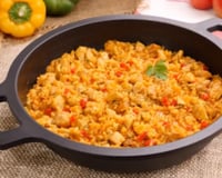 Esse frango com arroz caseiro é um clássico que nunca falha no almoço de domingo: grãos soltinhos e frango suculento impregnado com todos os aromas do refogado mexicano