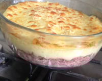 Escondidinho de carne seca com purê de batatas