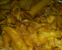 Penne com tirinhas de calabresa defumada ao molho branco e vermelho