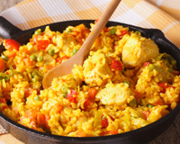 Receita de uma panela só: frango suculento com arroz amarelinho e legumes, prato fácil de sabor intenso