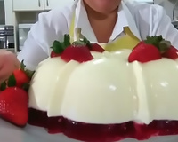 Com gelatina, com morango: mousse de leite ninho virou a sobremesa preferida do meu marido, tenho que fazer mês sim, outro também