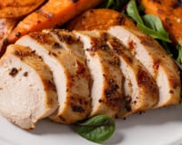 Nunca mais faça peito de frango seco: descobri o segredo dos chefs franceses para deixar a carne muito mais saborosa e suculenta