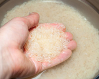 Estudo coloca fim a um debate antigo: é preciso lavar o arroz ou não antes de cozinhar? A resposta não é o que você espera