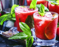 Caipirinha de morango: aprenda a fazer essa bebida supergostosa