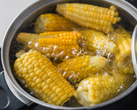 Você provavelmente está cozinhando milho por tempo demais: o TudoGostoso explica o ponto ideal para ele ficar macio, doce e dourado