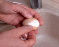 Como descascar um ovo cozido de forma perfeitamente lisa e limpa! Um segredo da Associação Japonesa de Ovos