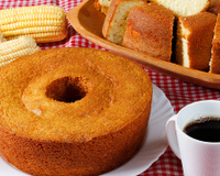 Da lata para a sua mesa em poucos passos: bolo de milho perfeito para o seu café da tarde