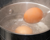 Nem vinagre, nem bicarbonato: adicione este ingrediente na água dos ovos cozidos para que a casca solte mais facilmente