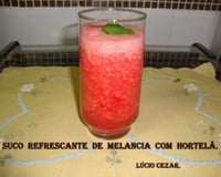 Suco refrescante de melancia com hortelã