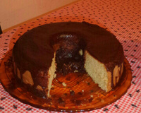 Bolo simples de liquidificador com cobertura de chocolate