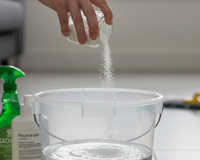 Adeus marcas no piso: o motivo para você colocar sal no balde de limpeza antes de passar pano na casa