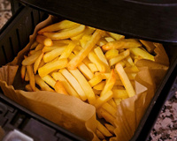 Sempre tive dúvida sobre como forrar a airfryer, até que descobri o jeito certo (e faz toda diferença!)