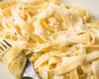 Macarrão ao molho branco fácil de fazer e fica pronto em 10 minutinhos: é irresistível!