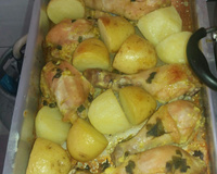 Coxa de frango assada com batatas