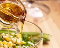 Nem óleo de girassol, nem azeite de oliva: esse tipo de óleo pouco conhecido que faz bem ao coração, fígado e rins