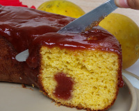 Essa receita de bolo de fubá com goiabada fica fofo e molhadinho na medida certa