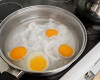 Cansado de fazer um ovo poché por vez? Aprenda truque simples para cozinhar vários ao mesmo tempo