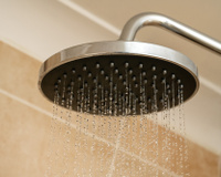 Um técnico me alertou: esse erro comum ao tomar banho pode aumentar sua conta de luz e queimar a resistência chuveiro