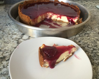 Torta de cream cheese com geleia de jabuticaba