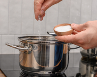 Água com sal ferve mais rápido? Descubra se esse truque de cozinha é mito ou verdade