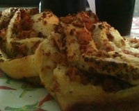 Pão trançado de bacon e calabresa