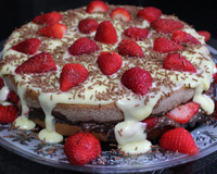 Naked cake com brigadeiros e frutas