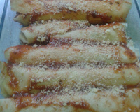 Panquecas com recheio de carne moída e acelga ao molho de tomate