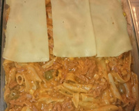 Penne com tirinhas de calabresa defumada ao molho branco e vermelho