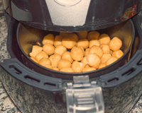 Petiscos na airfryer: 7 receitas com queijo rápidas e fáceis para fazer na fritadeira