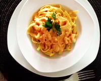 Talharim ao molho de camarão no vinho branco