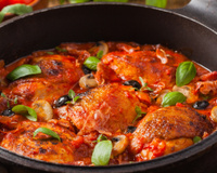 Você já comeu frango à caçadora? Receita italiana é perfeita para o dia a dia e até para ocasiões especiais
