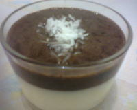 Doce gelado de coco com chocolate