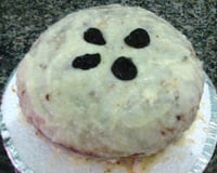 Bolo fofo com cobertura cremosa de coco