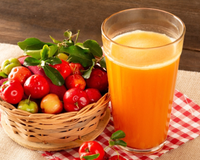 “Cientificamente comprovado”: o suco de acerola possui mais vitamina C que a laranja, diminui o colesterol e ajuda a emagrecer