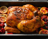 O frango assado mais fácil e rápido do mundo fica pronto para assar em cinco minutos com apenas dois ingredientes e um forno frio